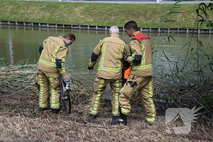 Brandweer doorzoekt water na aangetroffen fiets