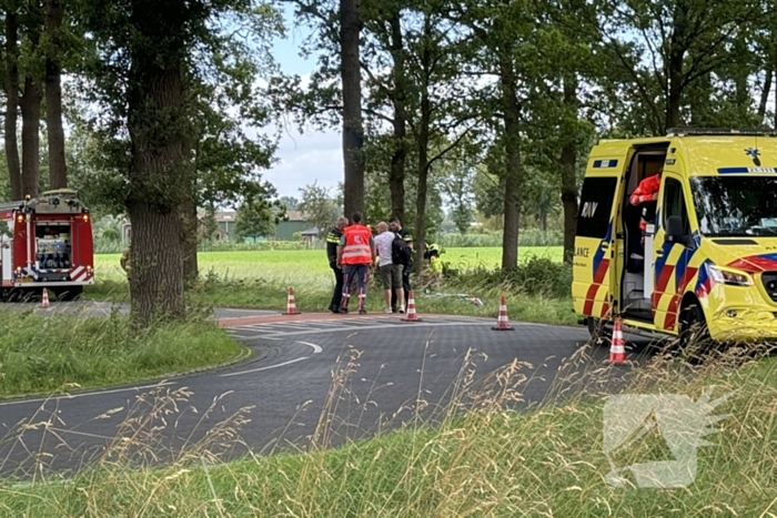 Auto belandt in sloot, bestuurder ongedeerd