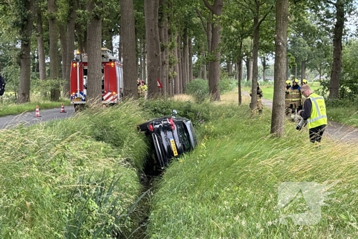 Auto belandt in sloot, bestuurder ongedeerd