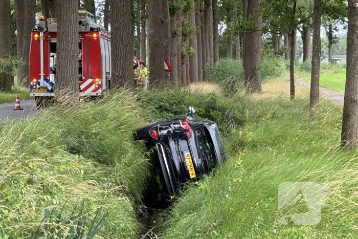 Auto belandt in sloot, bestuurder ongedeerd