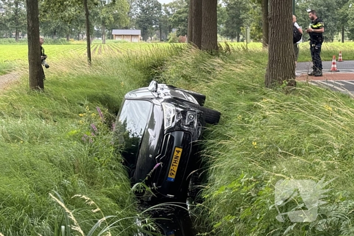 Auto belandt in sloot, bestuurder ongedeerd