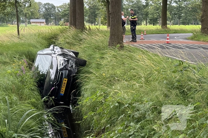 Auto belandt in sloot, bestuurder ongedeerd