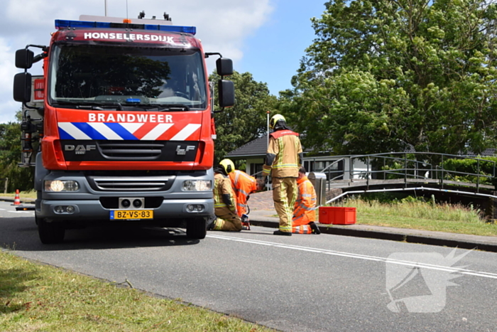 Grote boom belandt op weg tijdens storm