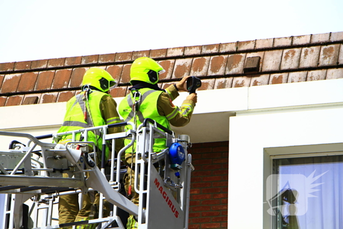 Brandweer blust brand in spouwmuur