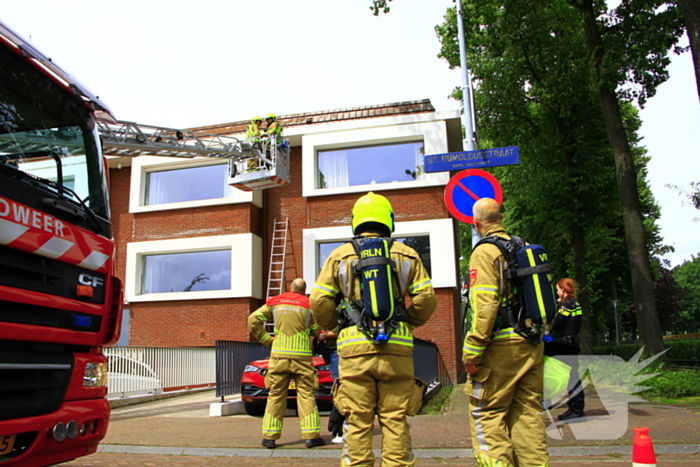 Brandweer blust brand in spouwmuur