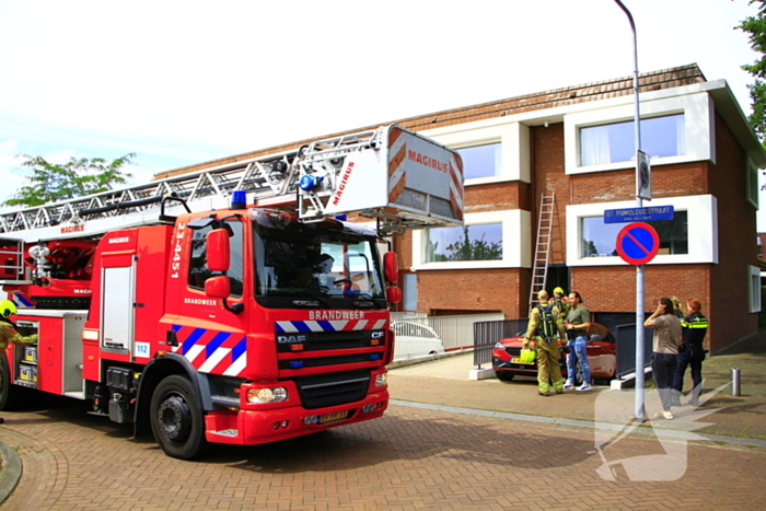 Brandweer blust brand in spouwmuur