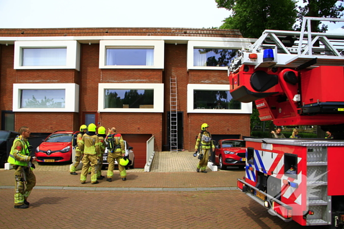 Brandweer blust brand in spouwmuur