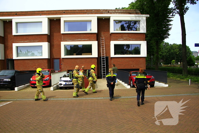 Brandweer blust brand in spouwmuur