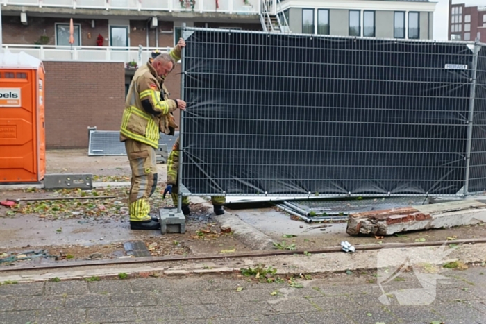 Bouwhekken omgewaaid door stevige wind