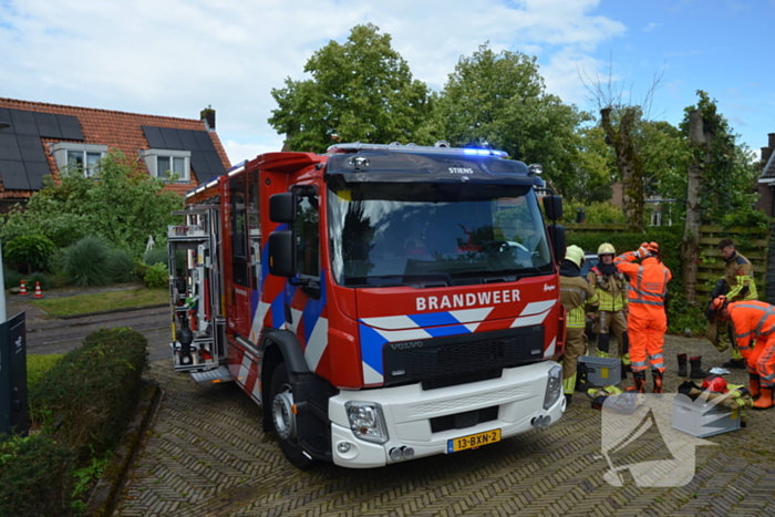 Omgewaaide boom valt tegen woning