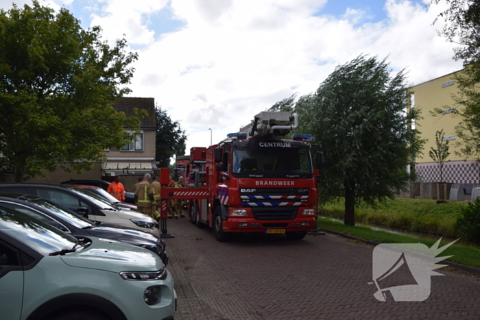 Brandweer verwijdert gevaarlijk hangende tak