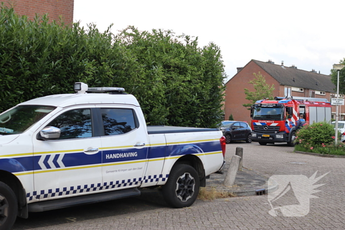 Brandweer onderzoekt brandlucht in woning