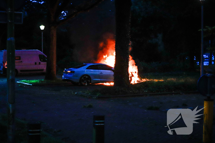 Brandweer blust uitslaande autobrand