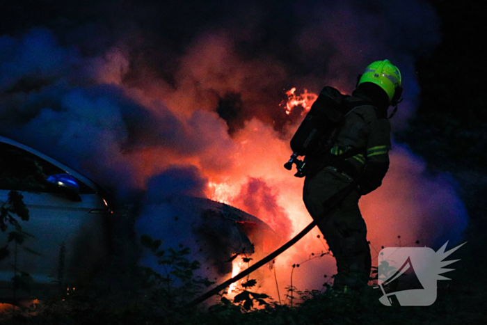 Brandweer blust uitslaande autobrand