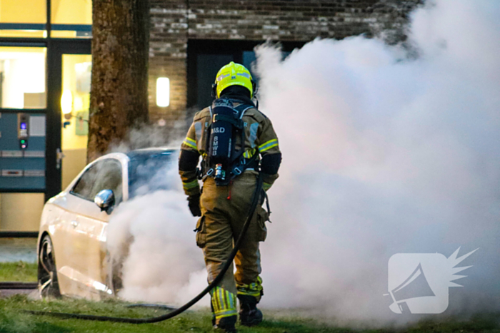 Brandweer blust uitslaande autobrand