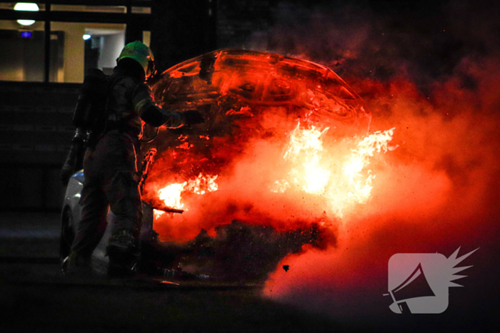 Brandweer blust uitslaande autobrand