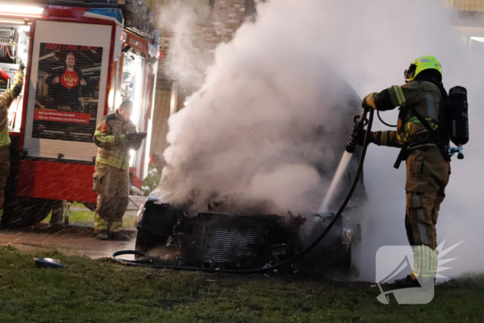 Brandweer blust uitslaande autobrand