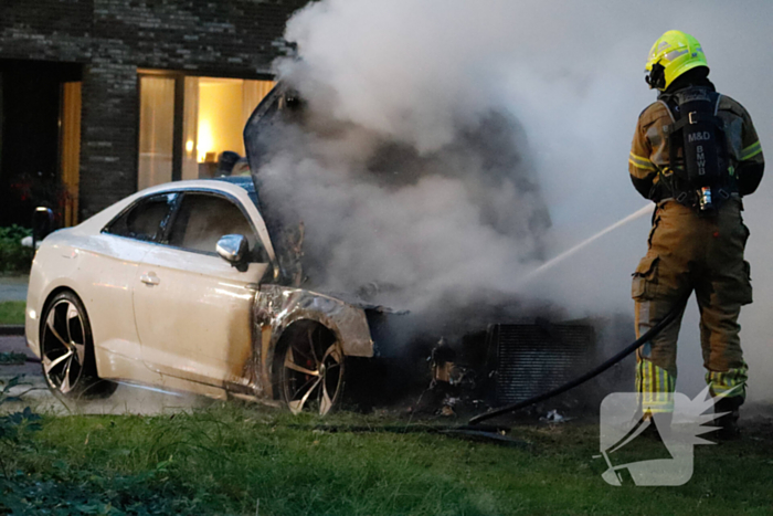 Brandweer blust uitslaande autobrand