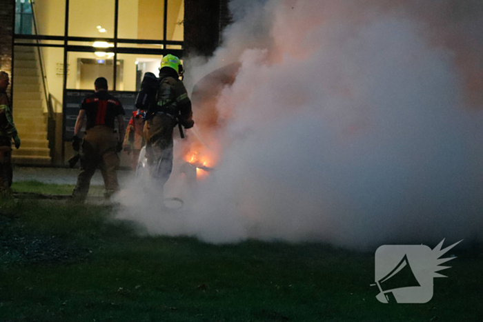 Brandweer blust uitslaande autobrand