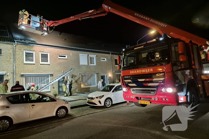 Brandweer blust dakbrand door vuurwerk