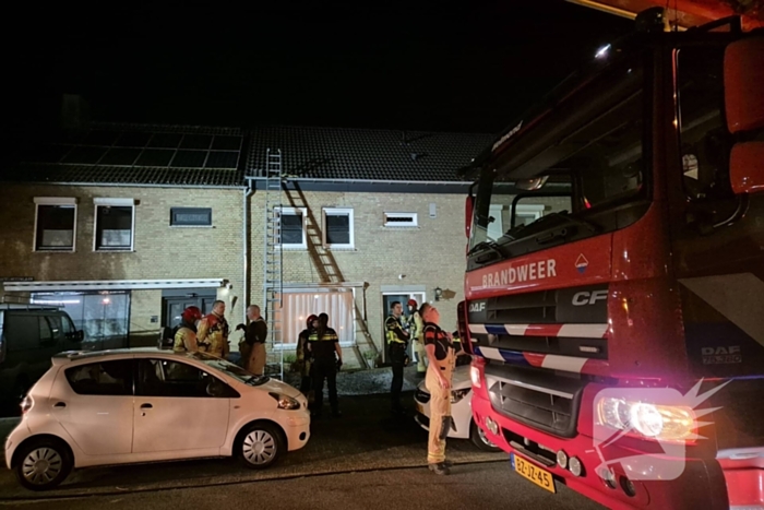 Brandweer blust dakbrand door vuurwerk