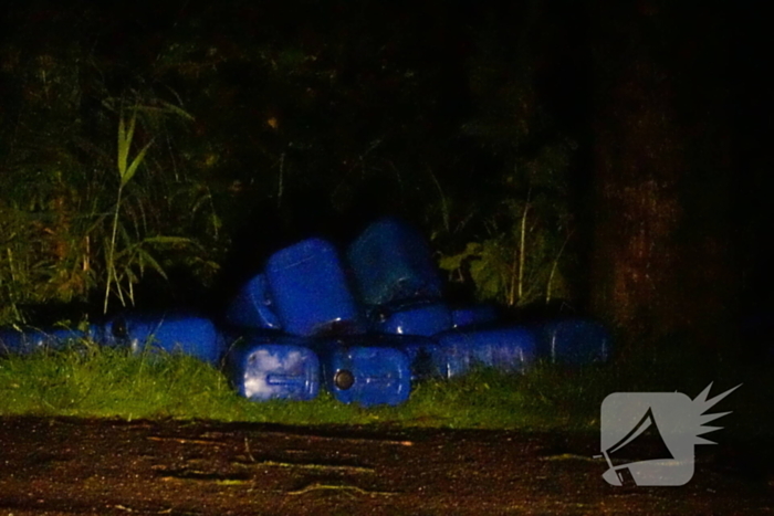 Tientallen vaten met chemisch afval gedumpt op parkeerplaats