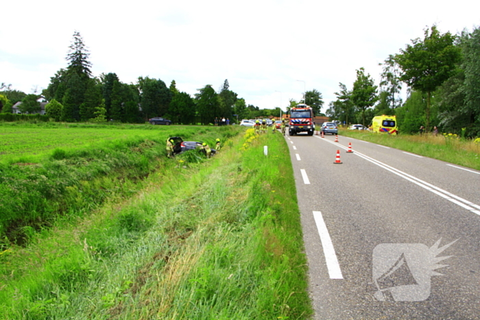 Automobilist vliegt uit de bocht en belandt in sloot