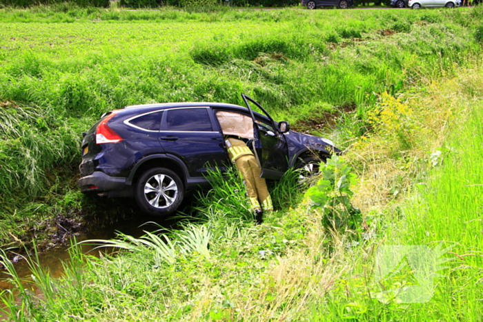 Automobilist vliegt uit de bocht en belandt in sloot