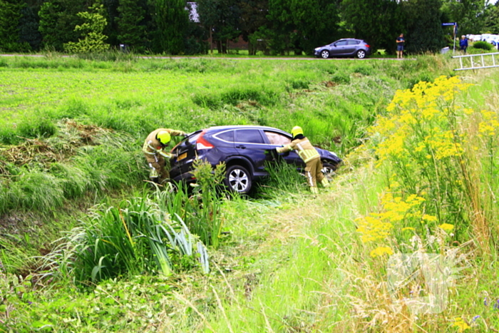 Automobilist vliegt uit de bocht en belandt in sloot