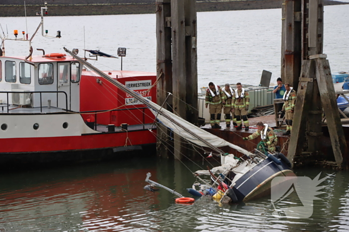 Boot kanteld, brandweer schiet te hulp