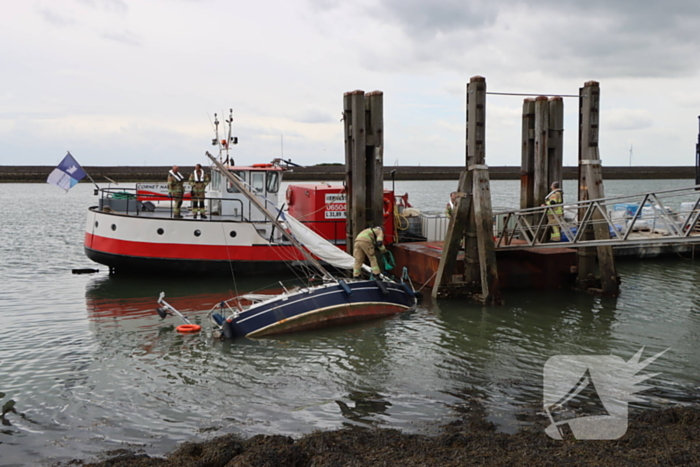 Boot kanteld, brandweer schiet te hulp