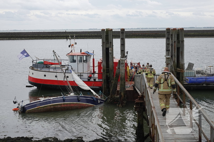 Boot kanteld, brandweer schiet te hulp