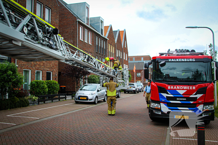 Brandweer schroeft loszittende daklijst vast