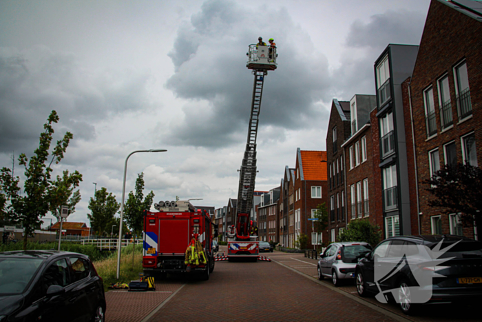 Brandweer schroeft loszittende daklijst vast