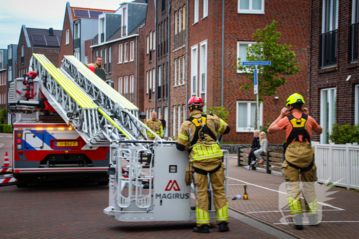 Brandweer schroeft loszittende daklijst vast