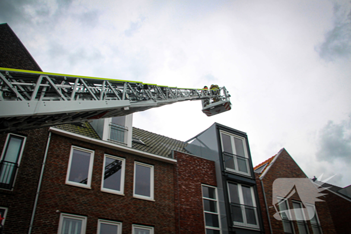 Brandweer schroeft loszittende daklijst vast