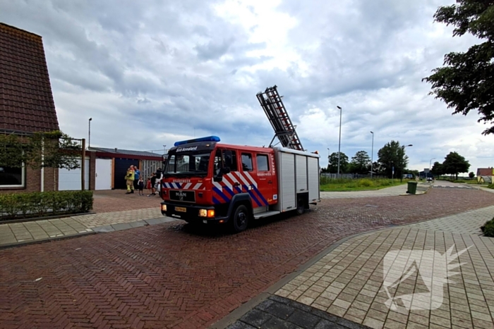 Brandweer helpt vastzittende zwaluw