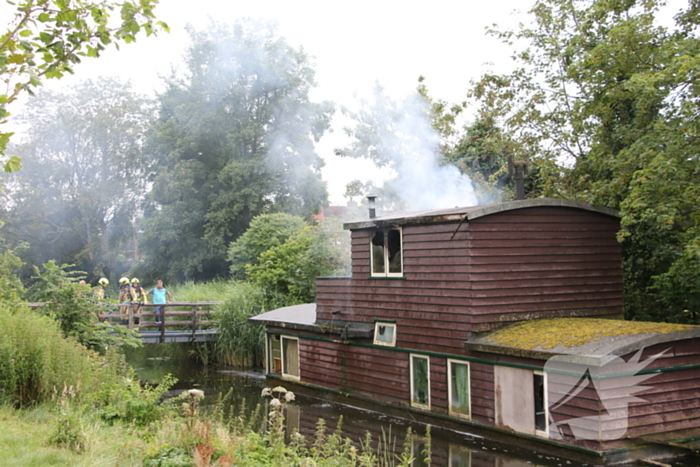 Brandweer ingezet voor fikse brand in woonboot