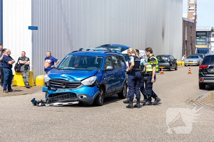 Botsing tussen twee auto's zorgt voor veel schade