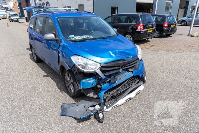 Botsing tussen twee auto's zorgt voor veel schade