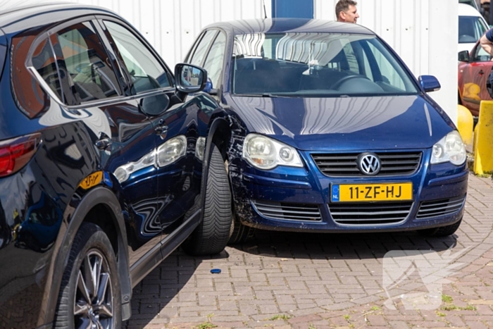 Botsing tussen twee auto's zorgt voor veel schade