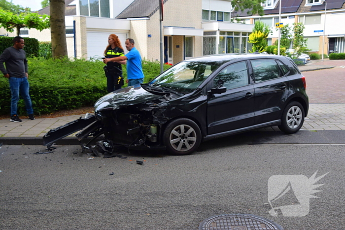 Auto en lijnbus botsen op elkaar