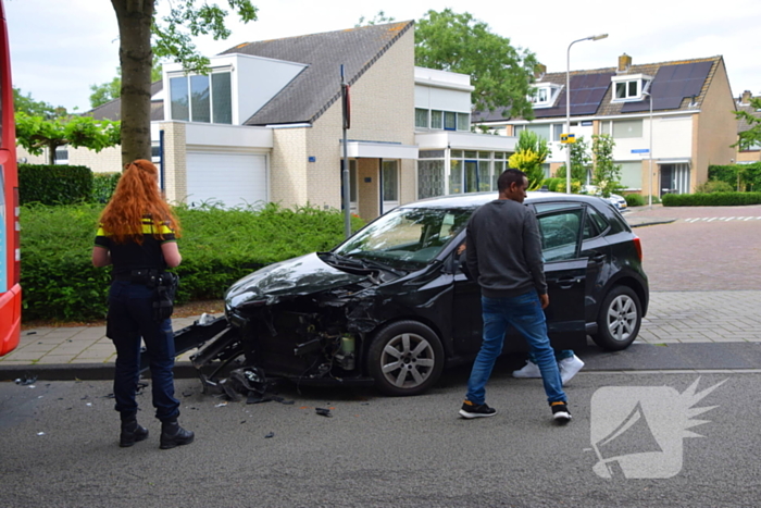 Auto en lijnbus botsen op elkaar