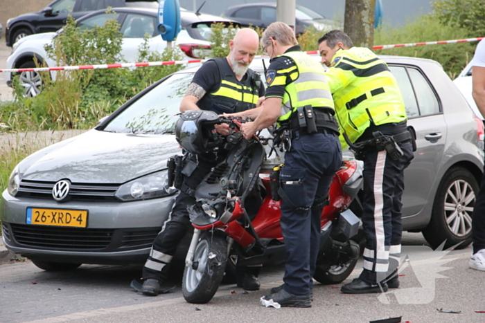 Scooterrijder gewond bij aanrijding met auto