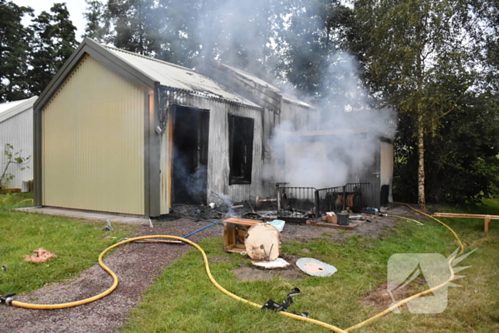 Tiny House volledig uitgebrand, onderzoek naar mogelijke brandstichting