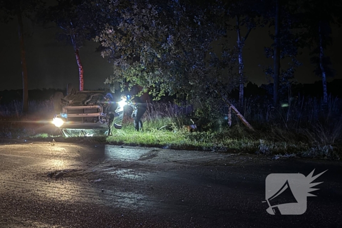 Automobiliste valt in slaap en slaat over de kop