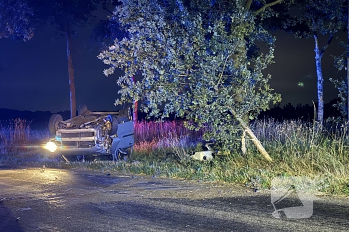 Automobiliste valt in slaap en slaat over de kop