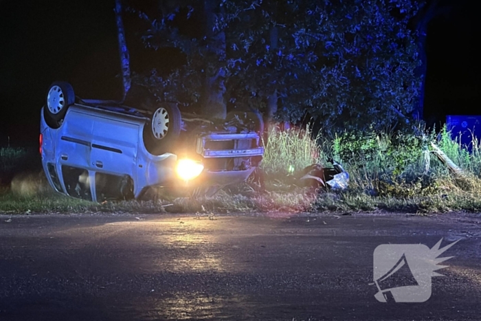 Automobiliste valt in slaap en slaat over de kop