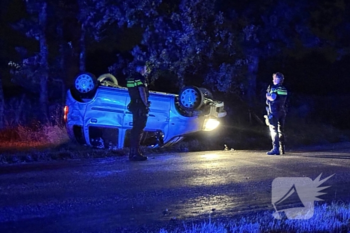 Automobiliste valt in slaap en slaat over de kop