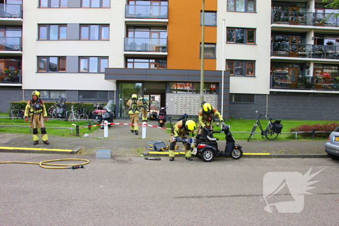 Brandlucht door smeulende accu in scootmobiel